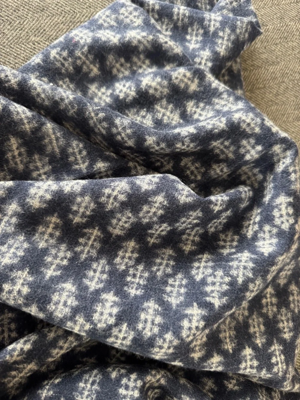 NWOT, NAVY/WHITE WOOL, BLOCKPRINT SCARF WITH FRINGED EDGES ON TWO SIDES